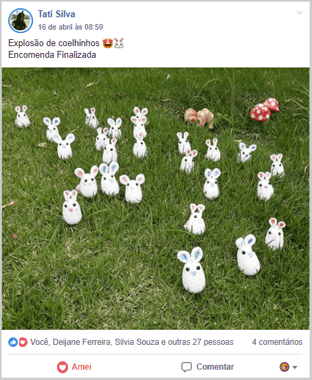 amigurumis de coelhinhos brancos no jardim